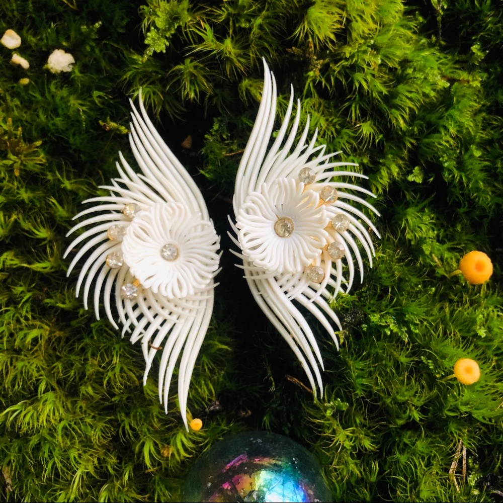 1960s White floral clip on earrings
